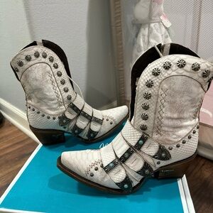 Lane SHOWDOWN White Cowboy Boots Womens 7.5 Leather Ankle Boots Snip Toe Short